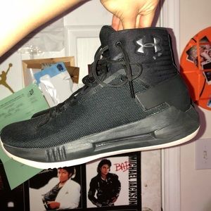 Under Armour “Drive 4” basketball shoes